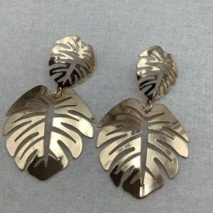 🎄🎄Large Gold Monstera pierced earrings